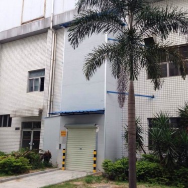 彩鋼板外圍直頂式升降機(jī)安裝案例