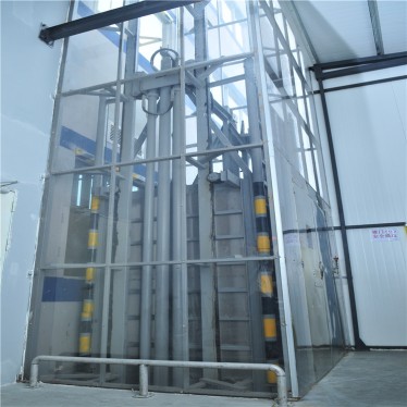 建筑機械公司安裝室內(nèi)升降機