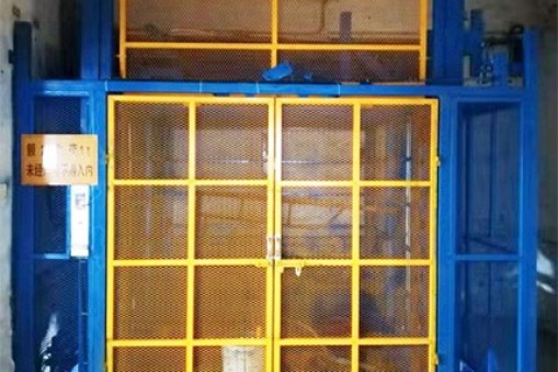 關(guān)于定做工廠升降機(jī)設(shè)備有哪些注意事項(xiàng)？