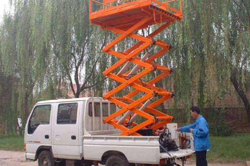 使用移動式升降平臺戶外工作時如何防止觸電？