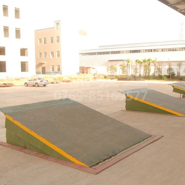 倉(cāng)庫(kù)液壓登車(chē)橋案例-華楠駿業(yè)