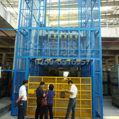 玻璃公司華楠駿業(yè)升降機(jī)