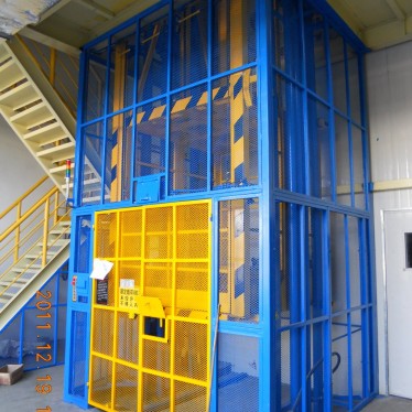 五金電子專用升降機(jī)案例