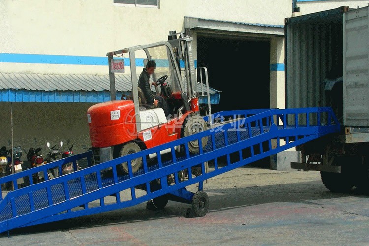 使用移動登車橋裝卸貨更迅速 使用移動登車橋裝卸貨更迅速