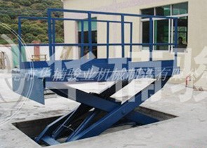 裝車升降平臺(tái)使用過程中安全注意問題